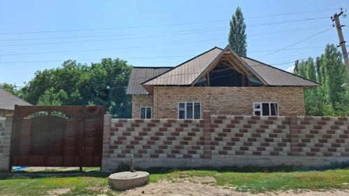 Жилой дом с земельным участком