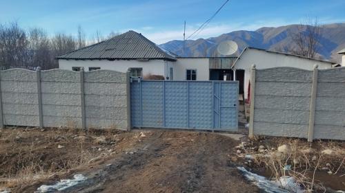 жилой дом с надворными постройками